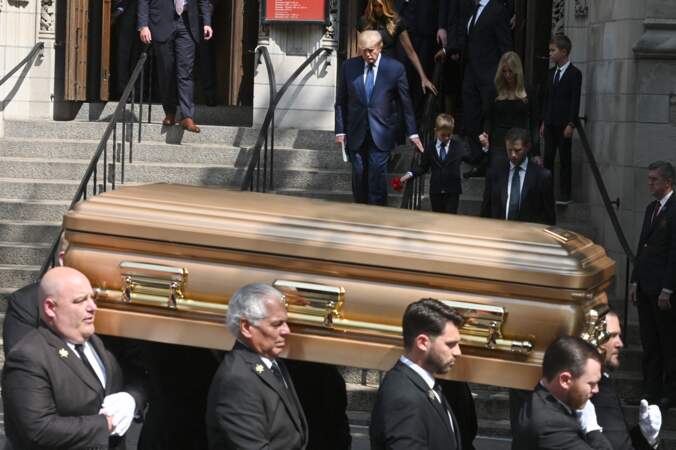 La famille Trump accompagne le cercueil d'Ivana Trump.