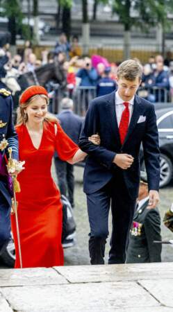 La princesse Elisabeth et le prince Emmanuel s'accrochent le bras à la fête nationale à Bruxelles, le 21 juillet 2022.