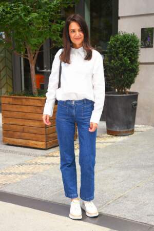 Katie Holmes porte un jean straight bleu à New York, le 20 juillet 2022. 