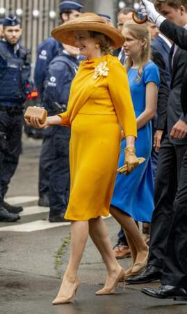 La reine Mathilde de Belgique craque pour une robe orange Natan Couture lors de la fête nationale à Bruxelles, le 21 juillet 2022. 