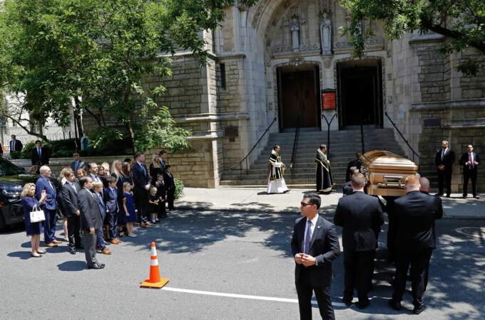 La famillle Trump rend un dernier hommage au cercueil d'Ivana Trump.