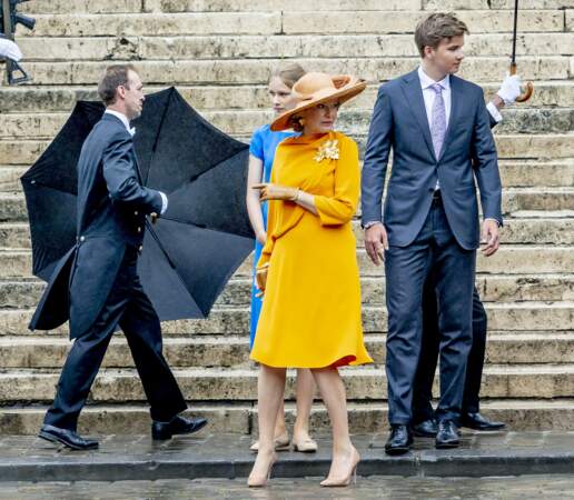 La reine Mathilde de Belgique choisit une robe flashy pour se rendre à la fête nationale à Bruxelles, le 21 juillet 2022.