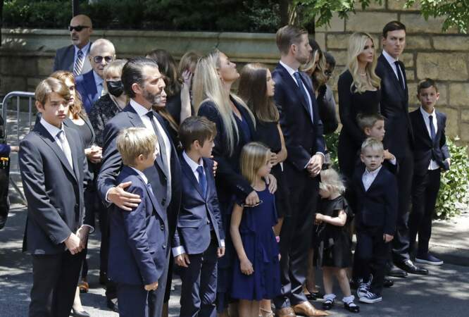Les enfants d'Ivana Trump (Donald Jr. à gauche, Eric au milieu et Ivanka à droite) étaient soutenu par leur compagnes et leurs enfants pour cet aideu à leur mère. 