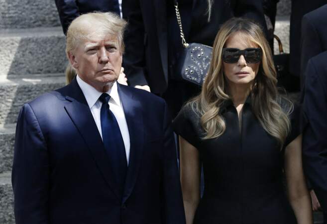 Contrairement aux rumeurs, Melania Trump était présente aux obsèques d'Ivana Trump.