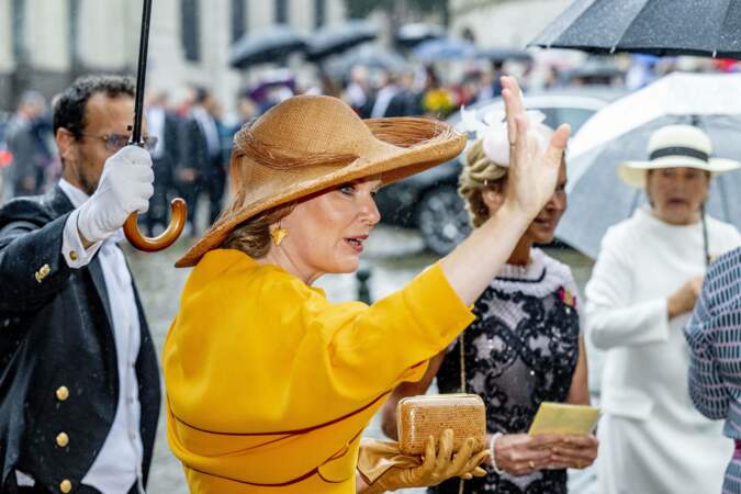 La reine Mathilde de Belgique et son chapeau imposant à la fête nationale à Bruxelles, le 21 juillet 2022. 