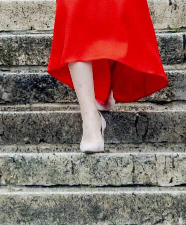 La princesse Elisabeth se perche sur de hauts escarpins en daim de la marque Jimmy Choo, le 21 juillet 2022.