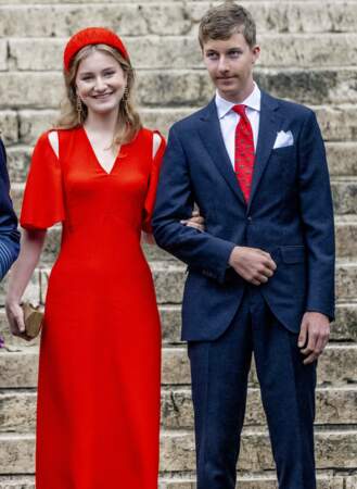 La princesse Elisabeth porte une robe rouge étincelante signée Victoria Beckham, la marque préférée de la famille royale belge. Il s'agit de la robe V-Neck disponible dès 719,20 € !