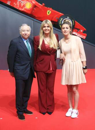 Jean Todt pose aux côtés de la femme et la fille de Michael Schumacher, son ami, lors de l'attribution du Prix d'Etat de Rhénanie du Nord-Westphalie au pilote à Cologne en Allemagne le 20 juillet 2022.