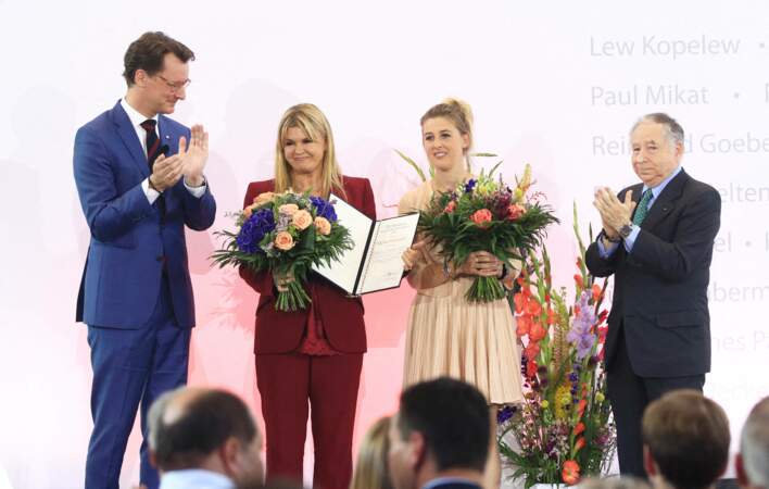 Corinna Schumacher, sa fille Gina et Jean Todt reçoivent le Prix d'Etat de Rhénanie du Nord-Westphalie au nom de Michael Schumacher, à Cologne en Allemagne le 20 juillet 2022.
