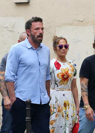 La chanteuse américaine Jennifer Lopez et son nouveau mari, l'acteur Ben Affleck, se baladant main dans la main dans Paris, le vendredi 22 juillet, à l'occasion de leur lune de miel romantique