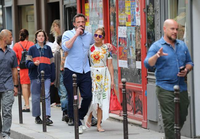 Aperçus très complices au restaurant Le Matignon près des Champs, Jennifer Lopez et son mari Ben Affleck se sont promenés, enlacés, dans les rues de Paris.