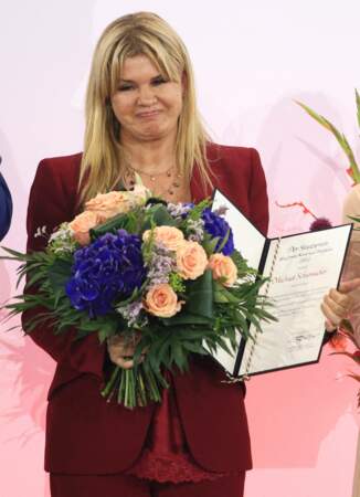 Corinna Schumacher visiblement émue reçoit au nom de son mari, Michael, le Prix d'Etat de Rhénanie du Nord-Westphalie à Cologne en Allemagne le 20 juillet 2022.
