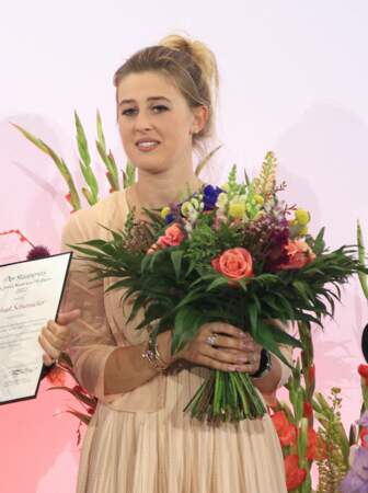 Gina Schumacher, très élégante reçoit un bouquet de fleurs lors de la remise du Prix d'Etat de Rhénanie du Nord-Westphalie à son père Michael Schumacher, à Cologne en Allemagne le 20 juillet 2022.