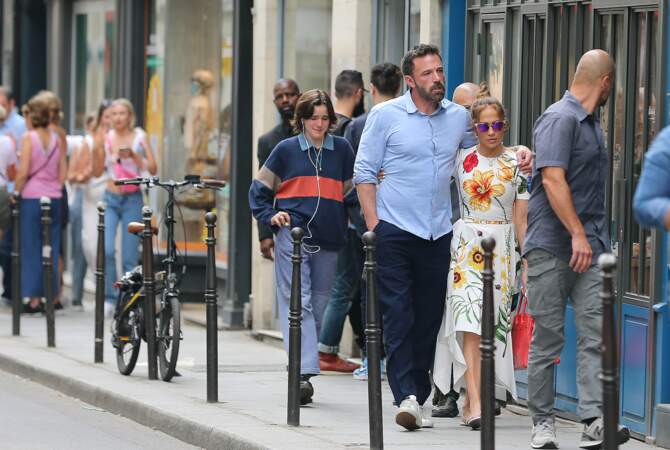 L'acteur et réalisateur Ben Affleck, 49 ans, déambule dans les rues parisiennes vendredi 22 juillet de Paris, aux bras de sa nouvelle femme, la chanteuse pop Jennifer Lopez.