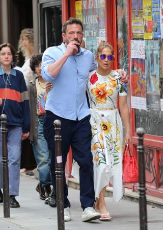 Vêtue d'une magnifique robe à fleurs, J-LO se promène dans les rues de la capitale de l'amour avec son nouvel époux, l'acteur américain Ben Affleck, le vendredi 22 juillet.