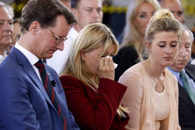 Corinna Schumacher en pleurs avec sa fille Gina à la cérémonie d'attribution du prix d'État de l'État de Rhénanie du Nord-Westphalie à Michael Schumacher. (Cologne, Allemagne, le 20 juillet 2022).