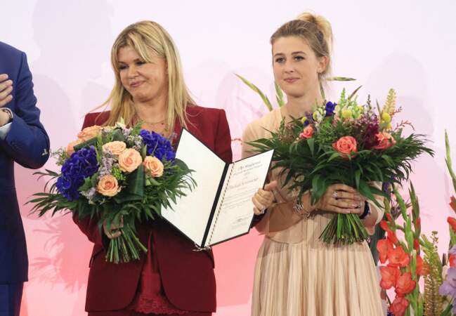 Corinna Schumacher et sa fille Gina, très honorées, reçoivent le Prix d'Etat de Rhénanie du Nord-Westphalie remis à Michael Schumacher, à Cologne en Allemagne le 20 juillet 2022.