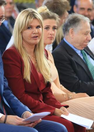 Corinna Schumacher assise à côté de sa fille Gina, et de Jean Todt, très émus lors de la remise du Prix d'Etat de Rhénanie du Nord-Westphalie à Michael Schumacher à Cologne en Allemagne le 20 juillet 2022.