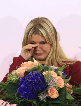 Corinna Schumacher ne peut retenir ses larmes lors de la remise du Prix d'Etat de Rhénanie du Nord-Westphalie à Michael Schumacher, à Cologne en Allemagne le 20 juillet 2022.