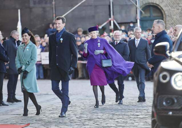 Le prince Joachim de Danemark, la princesse Marie de Danemark et la princesse Benedikte de Danemark lors de la cérémonie de dépôt de gerbe à l'occasion du 50ème anniversaire de la mort de Frederik IX au Danemark, le 14 janvier 2022.