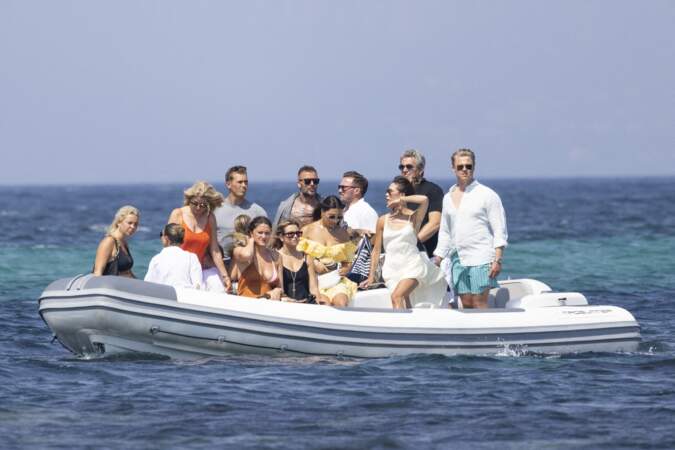 David et Victoria Beckham, entourés de leurs proches, semblent apprécier leur escapade sur la Côte-d'Azur, le 23 juillet 2022, à Saint-Tropez.