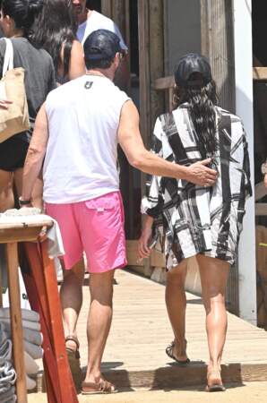 Discret, le couple est apparu amoureux sur la plage à Marbella, le 23 juillet 2022.