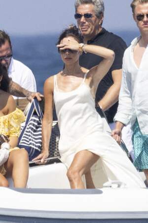 En toutes circonstances, Victoria Beckham reste élégante. Ici, dans une longue robe blanche à fines bretelles, le 23 juillet 2022, à Saint-Tropez.
