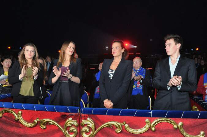 La princesse Stéphanie de Monaco et ses enfants, Louis Ducruet, Pauline Ducruet et Camille Gotlieb, contents de participer au 37e Festival international du cirque de Monte-Carlo, le 18 janvier 2013.

