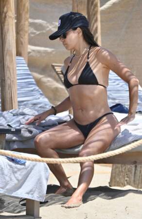Moment de détente pour la belle naïade Eva Longoria sur la plage à Marbella, le 23 juillet 2022.