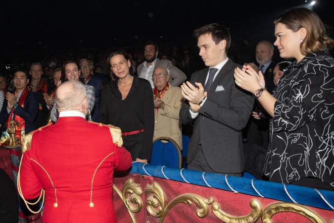 La princesse Stéphanie de Monaco et ses enfants, Louis Ducruet, Pauline Ducruet et Camille Gottlieb, ravis du spectacle du 44e Festival International du Cirque de Monte-Carlo, à Monaco, le 19 janvier 2020.
