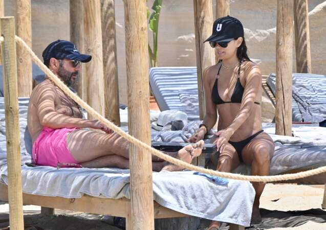 Eva Longoria et son mari José Baston s'accordent un moment de détente sur la plage à Marbella, le 23 juillet 2022.