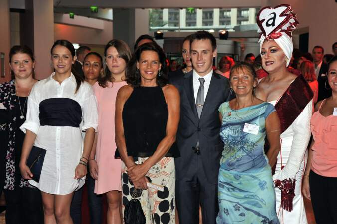 La princesse Stéphanie de Monaco pose fièrement avec ses trois enfants, Pauline Ducruet, Camille Gottlieb et Louis Ducruet, lors du gala au profit de l'association Fight Aids Monaco, au Sporting à Monte-Carlo, le 10 juillet 2015.