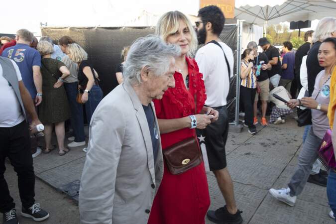 Roman Polanski et son épouse Emmanuelle Seigner ont l'air très complices lors du concert des Rolling Stones à l'hippodrome de Longchamp, ce samedi 23 juillet 2022. 