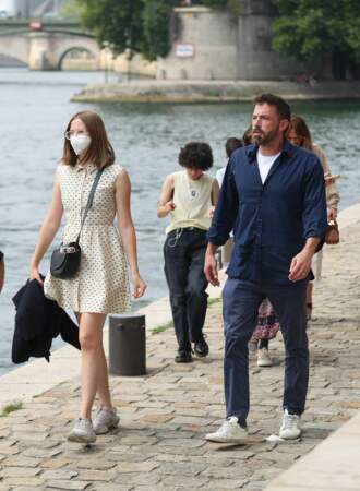 Ben Affleck et sa femme Jennifer Affleck (Lopez) font une croisière sur la Seine avec leurs enfants respectifs Seraphina, Violet, Maximilian et Emme lors de leur lune de miel à Paris le 23 juillet 2022. 