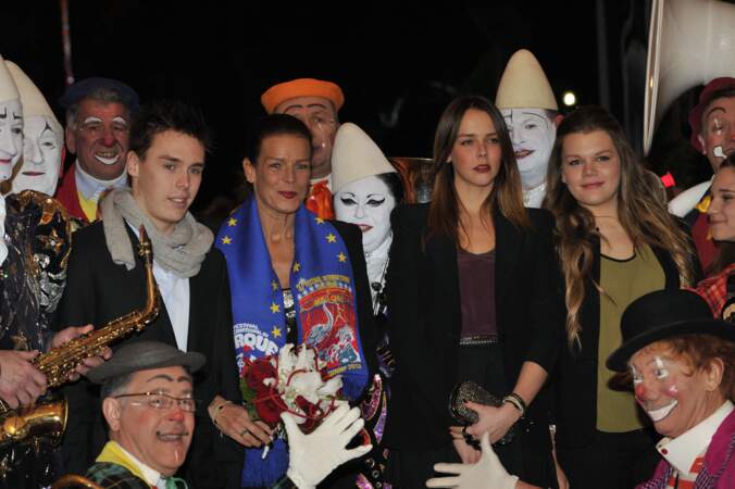 La princesse Stéphanie de Monaco et ses enfants, Louis Ducruet, Pauline Ducruet et Camille Gotlieb, entourés de joyeux artistes, lors du 37e Festival international du cirque de Monte-Carlo, le 18 janvier 2013.
