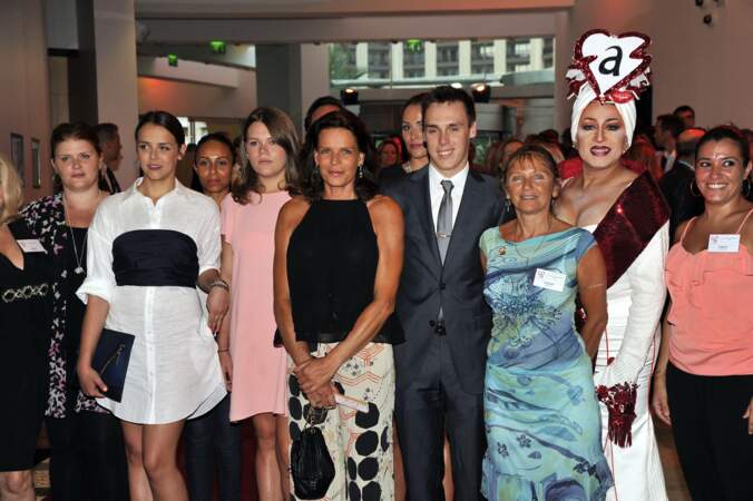 La princesse Stéphanie de Monaco, entourée de ses enfants, Pauline Ducruet, Camille Gottlieb et Louis Ducruet, lors du gala au profit de l'association Fight Aids Monaco, au Sporting de Monte-Carlo, le 10 juillet 2015. 