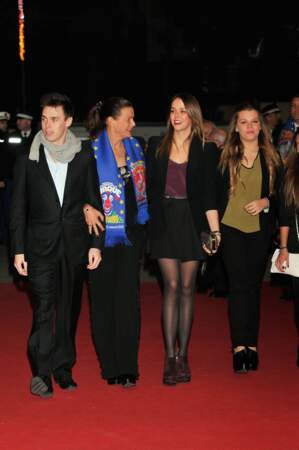 Echange de regards complices entre la princesse Stéphanie de Monaco et sa fille Pauline Ducruet, aux côtés de Louis Ducruet et Camille Gotlieb, lors du 37e Festival international du cirque de Monte-Carlo, le 18 janvier 2013.