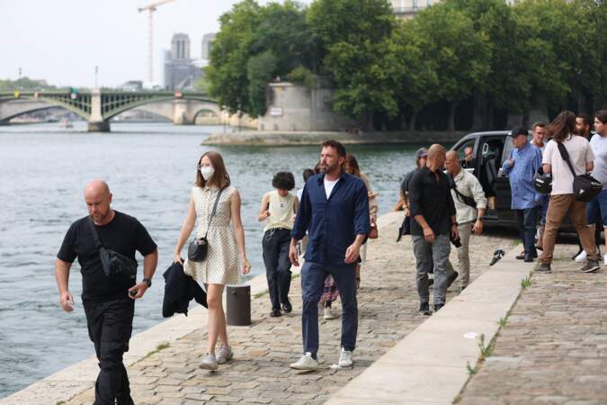 Ben Affleck et sa femme Jennifer Affleck (Lopez) font une croisière sur la Seine avec leurs enfants respectifs Seraphina, Violet, Maximilian et Emme lors de leur lune de miel à Paris le 23 juillet 2022. 