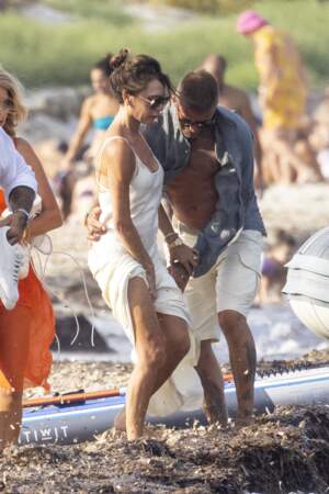 David Beckham est aux petits soins avec sa femme Victoria, les pieds dans les algues, à Saint-Tropez, le 23 juillet 2023.