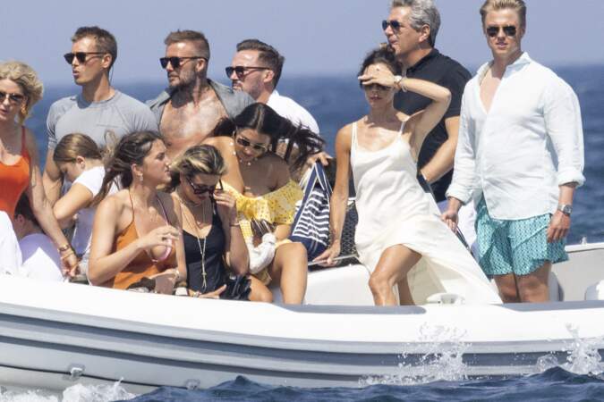 Le couple Beckham était entouré de leurs enfants, Harper et Cruz avec sa compagne Tana Holding, et d'amis, dont le coach sportif Bobby Rich, à Saint-Tropez, le 23 juillet 2022.