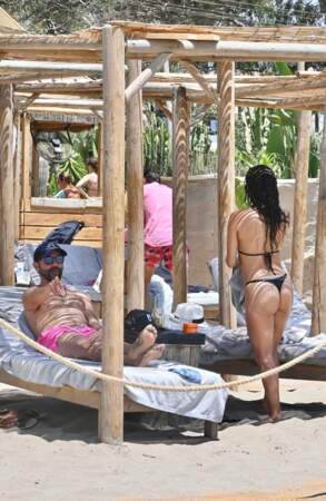 Eva Longoria et José Baston et se sont rencontrés pour la première fois en 2013. Ici, sur la plage à Marbella, le 23 juillet 2022.