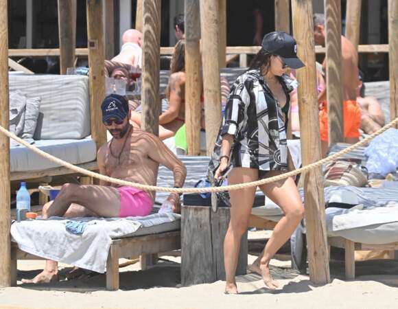 Eva Longoria avec son mari José Baston, qui est à la tête de Televisa, la plus grande entreprise multimédia d'Amérique latine. Ici, sur une plage à Marbella, le 23 juillet 2022.