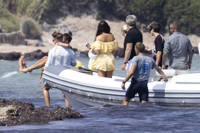 David Beckham, sa femme Victoria et leurs enfants, Harper et Cruz avec sa compagne Tana Holding arrivent en bateau avec des amis, dont le coach sportif Bobby Rich, sur la plage des Salins à Saint-Tropez où ils vont passer l'après-midi dans une résidence privée, le 23 juillet 2022. 