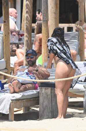 Eva Longoria avec son mari José Baston, complices, sur la plage à Marbella, le 23 juillet 2022.