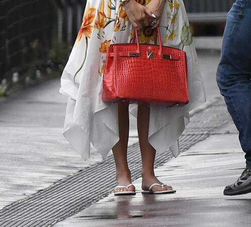 Jennifer Lopez porte des tongues blanches à Paris, le 22 juillet 2022.  