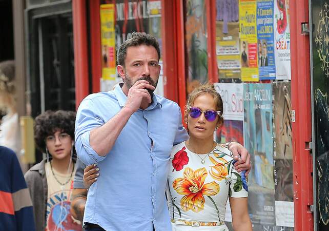 Jennifer Lopez porte les lunettes de soleil Fendi, le 22 juillet 2022. 