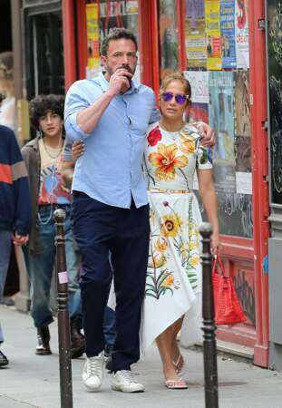 Jennifer Lopez en robe colorée Oscar de la Renta et Ben Affleck se promènent dans les rues de Paris, le 22 juillet 2022.