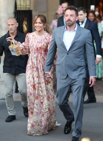 Jennifer Lopez en longue robe fleurie et son marie Ben Affleck quittent l'hôtel Crillon à Paris, le 23 juillet 2022. 