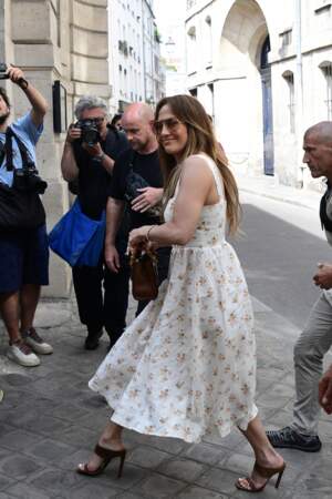 Jennifer Lopez craque pour une robe Reformation - modèle Tagliatelle Liner Dress à Paris, le 23 juillet 2022.   