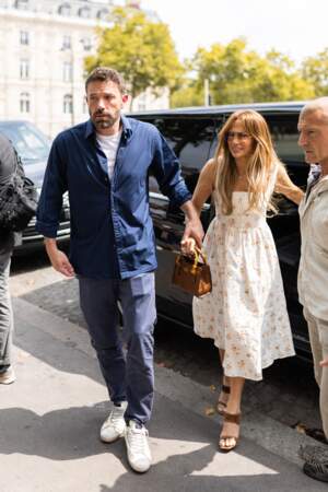Jennifer Lopez et son époux Ben Affleck dans les rues de Paris pour leur lune de miel.